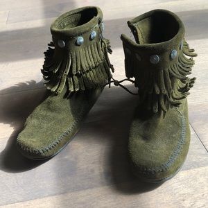 MinneTonka Hunter Green Suede Moccasins
